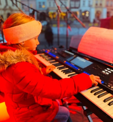 Zpěváci a klávesisté na Vánočních trzích