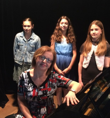 Jubilantům v Knihovně města Hradec Králové hráli žáci ZUŠ Habrmanova